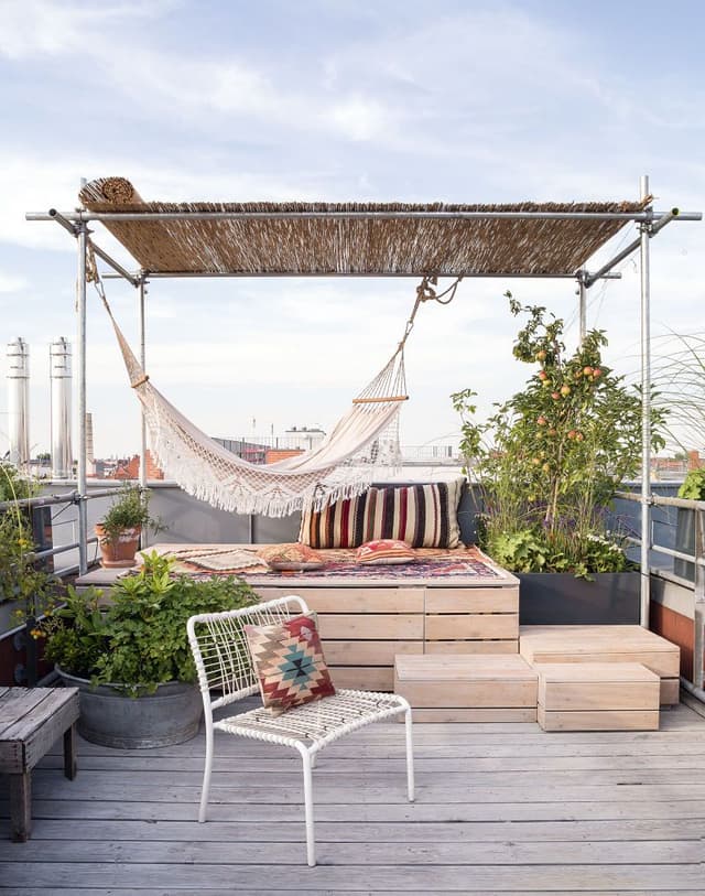 große Terrasse mit Pergola