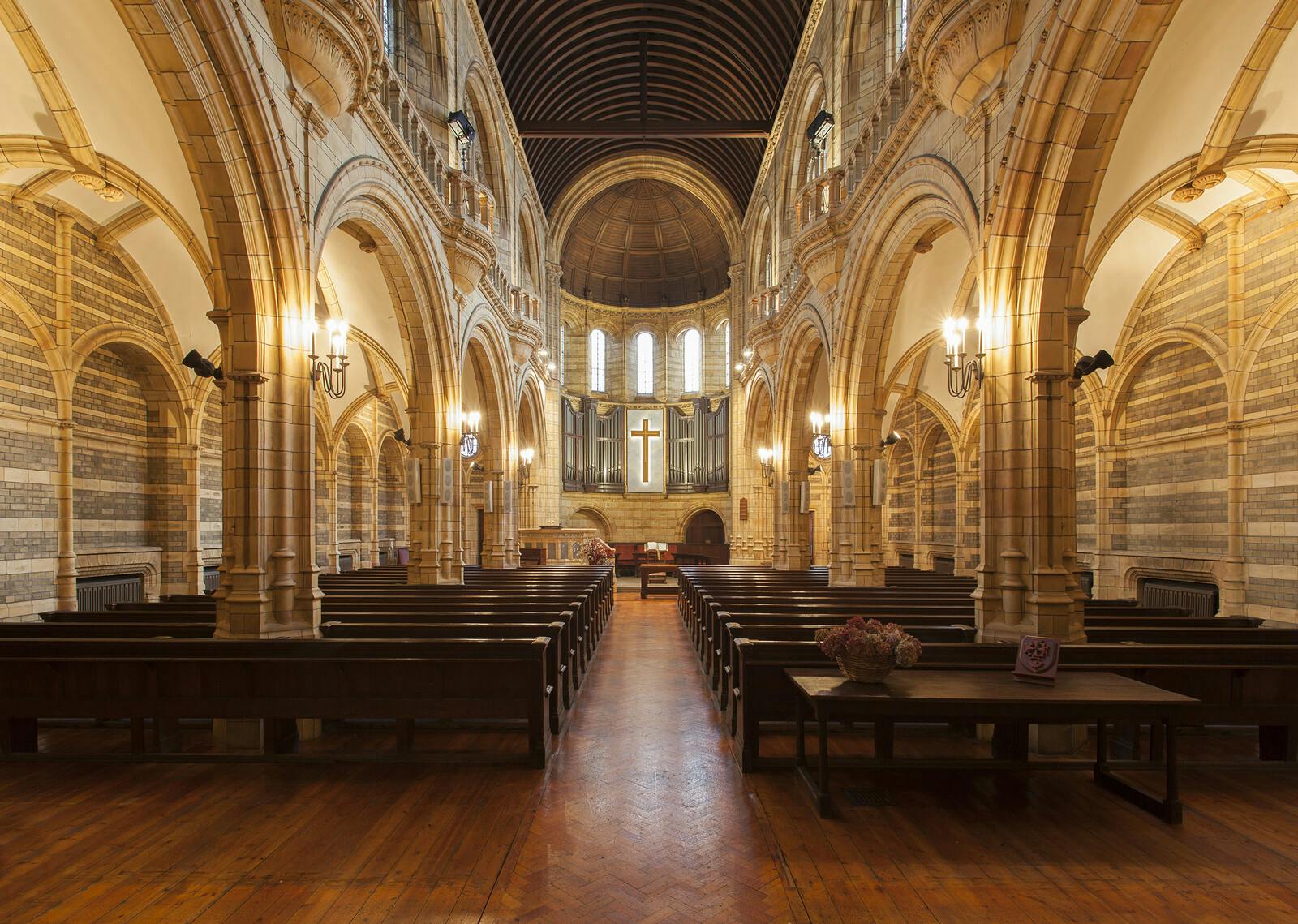 Library in French Protestant Church, vaulted ceilings, ideal for weddings and gatherings.
