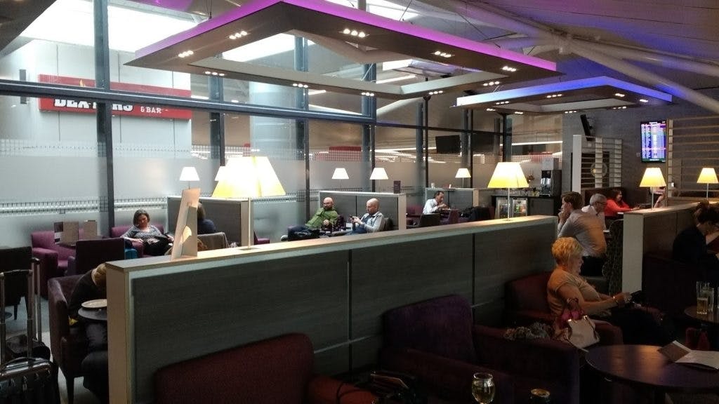 Modern lounge area in Box7 with comfortable seating for networking and casual meetings.