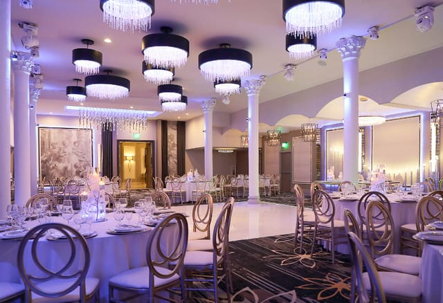 Elegant banquet hall with round tables, perfect for weddings and corporate events.