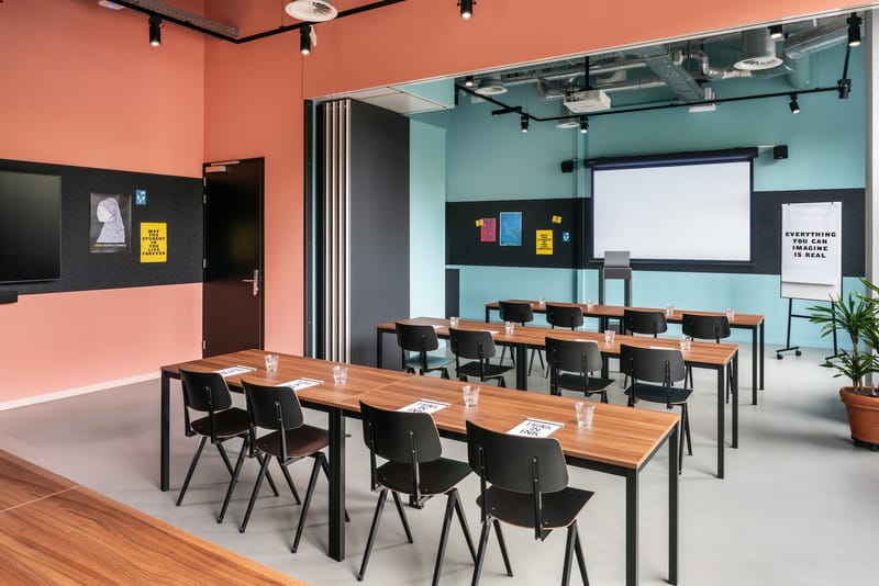 Modern meeting room with vibrant decor for presentations and workshops.