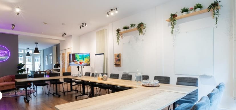 Modern meeting space with flexible table, ideal for collaboration and presentations.
