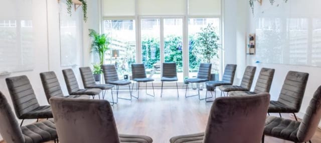 Modern meeting space with circular chairs, ideal for workshops and team-building.