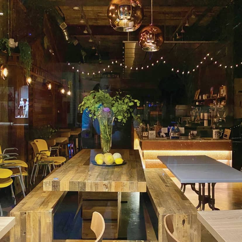 Cozy bar in Papille Gustative, rustic table, ideal for networking events and workshops.