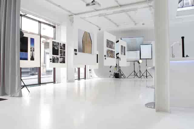 Modern exhibition space with white walls for art showcases and networking events.