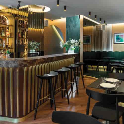 Stylish bar area in Bantof, ideal for networking events and cocktail receptions.