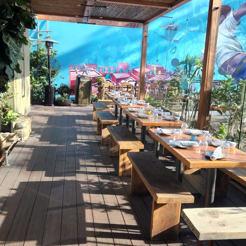 Vibrant outdoor dining at The Zon in Tapizon, ideal for casual gatherings and networking.