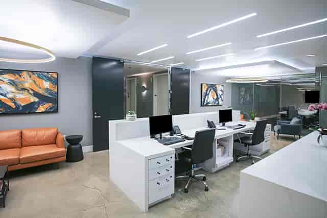 Modern meeting room in Premier Workspaces Burbank, ideal for corporate events and workshops.