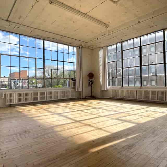 Spacious event space with large windows for birthdays and gatherings at Fêtes de Fleur.