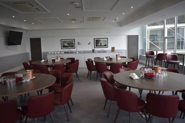Royal Box at Sandown Park: modern meeting space with round tables for workshops and conferences.