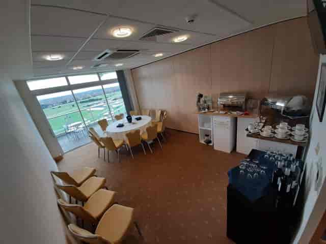 Eclipse Single Box meeting room at Sandown Park, featuring a round table for events.