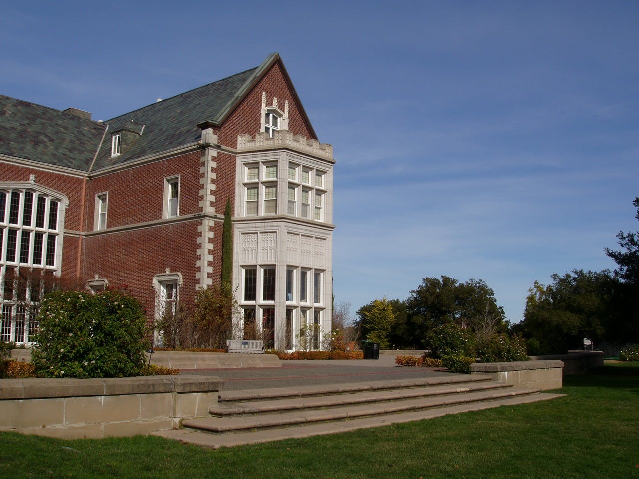 Historic Kohl Mansion Terrace with elegant architecture, perfect for events and gatherings.