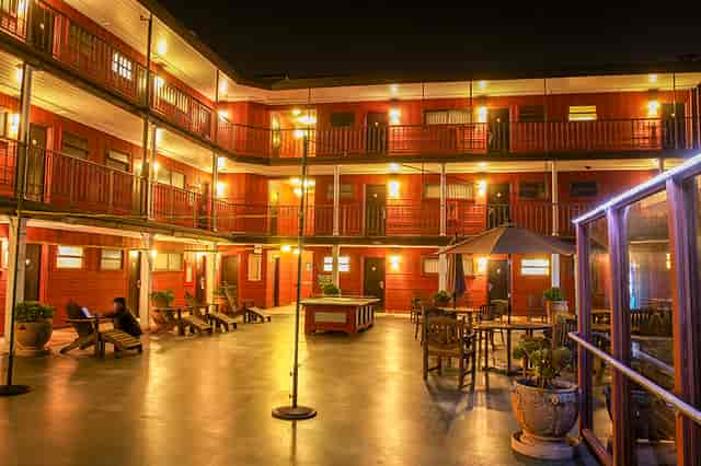 Cozy courtyard at Seal Rock Inn, perfect for intimate gatherings and events.