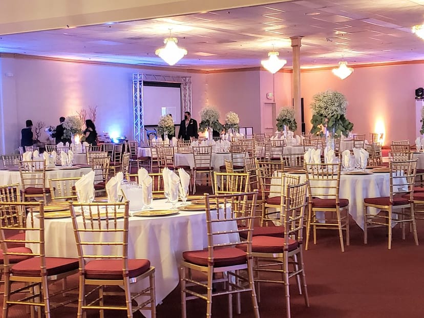 Elegant banquet room with round tables, ideal for weddings and corporate events.