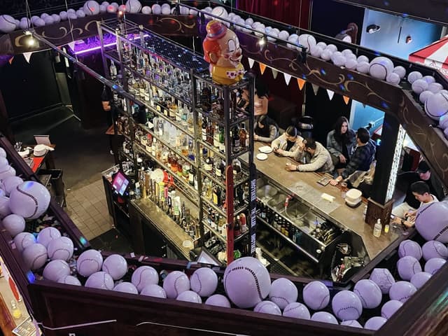 Ringmasters bar