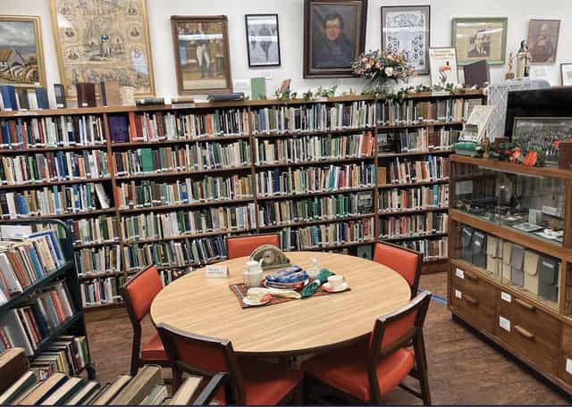 Cozy library with round table, perfect for workshops and small group discussions.