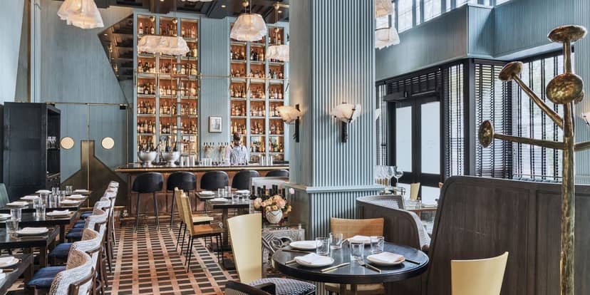 Stylish dining room in Villon, ideal for intimate gatherings and corporate events.