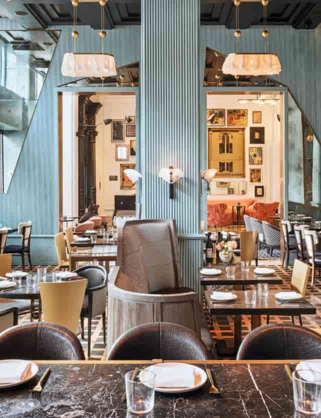 Stylish lounge in Villon with warm lighting, perfect for networking events and meetings.