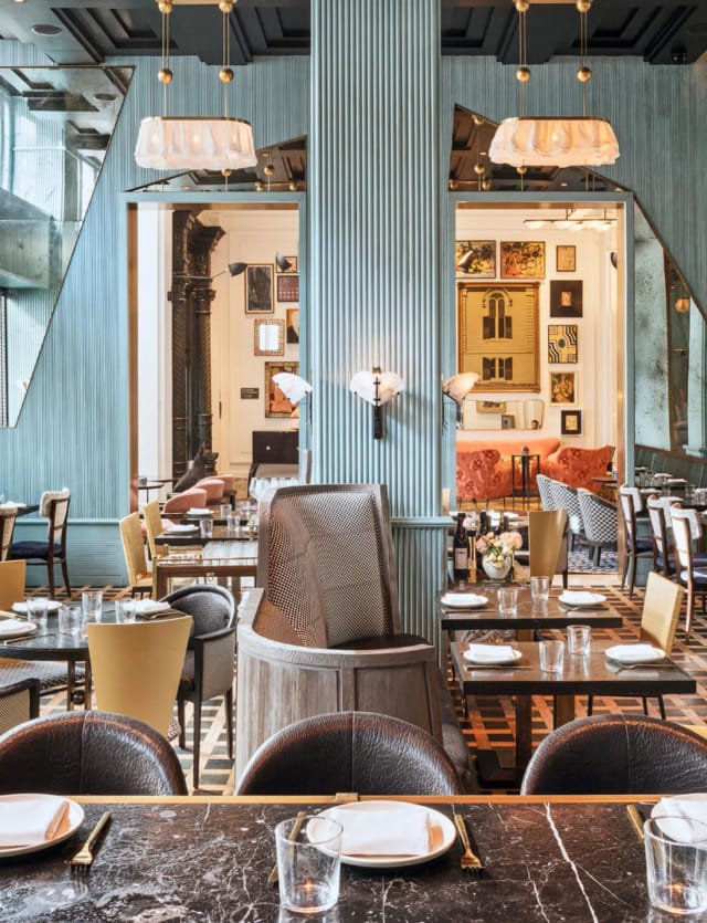 Stylish lounge in Villon with warm lighting, perfect for networking events and meetings.