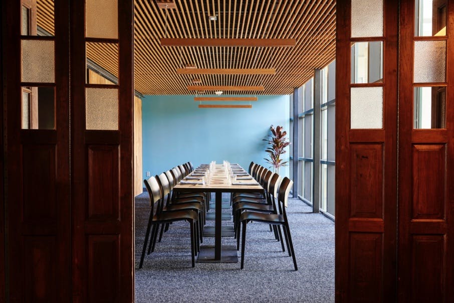 Modern meeting room with long table, ideal for workshops and strategic planning.