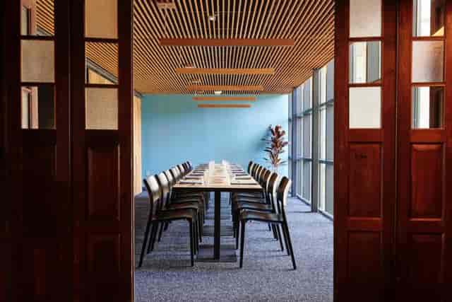 Modern meeting room with long table, ideal for workshops and strategic planning.