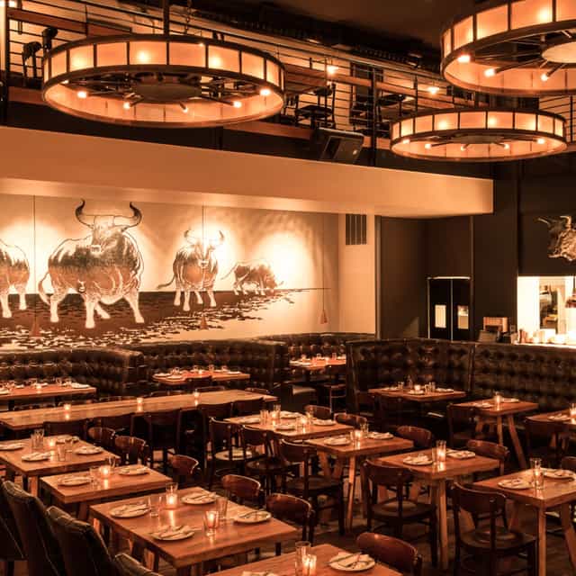 Stylish Lolinda bar with warm lighting, ideal for events and gatherings.