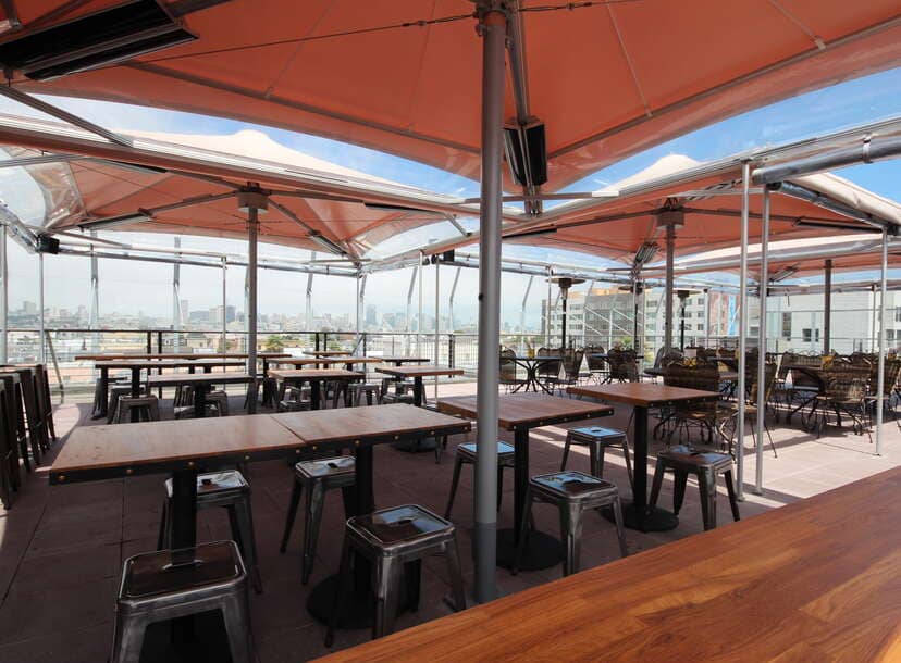 Rooftop bar in Lolinda with city view, ideal for events and gatherings.