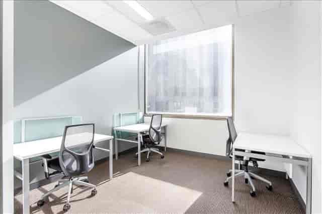Bright modern meeting room with ergonomic chairs, ideal for collaborative sessions.