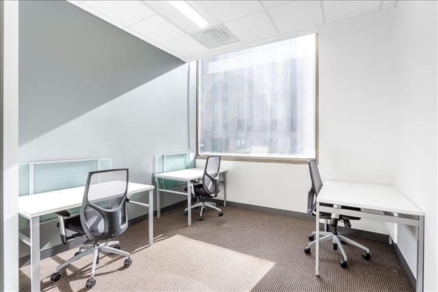 Bright modern meeting room with ergonomic chairs, ideal for collaborative sessions.