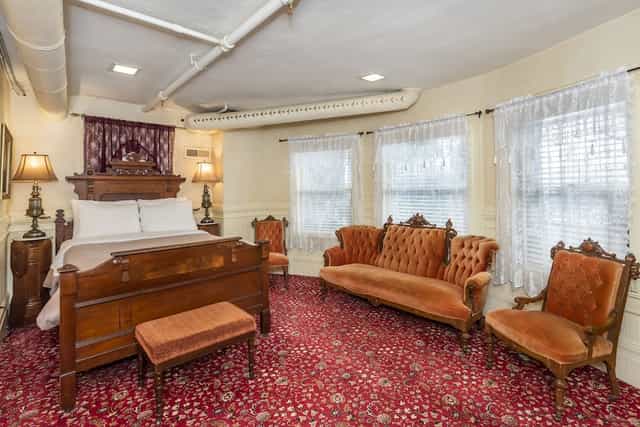 Vintage-style suite in Chateau Tivoli, ideal for intimate gatherings and creative workshops.