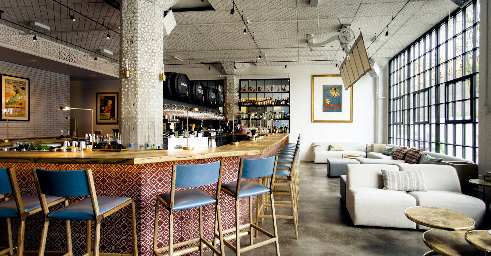 Stylish bar in Bellota SF, ideal for networking events and casual meetings.