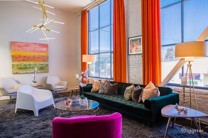 Stylish lounge at Villa Fontaine, ideal for networking events with vibrant decor.