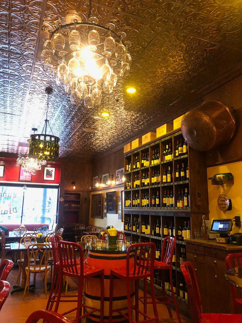 Charming French restaurant in Aquitaine with rustic decor, perfect for intimate events.