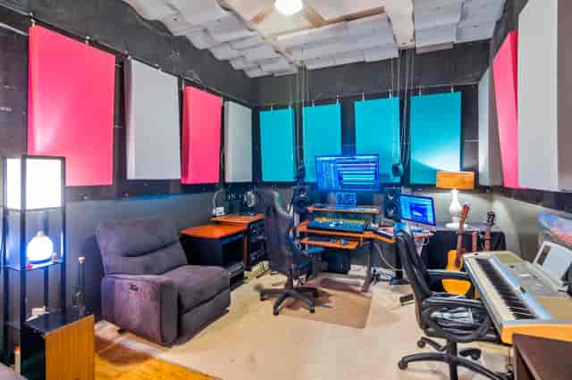 Voice Over studio with soundproofing, ideal for music and multimedia events.