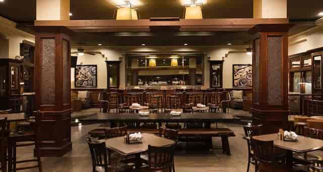 Elegant restaurant venue with warm lighting, ideal for events and gatherings.