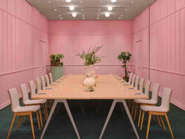 Modern meeting room with wooden table, ideal for creative brainstorming in London.