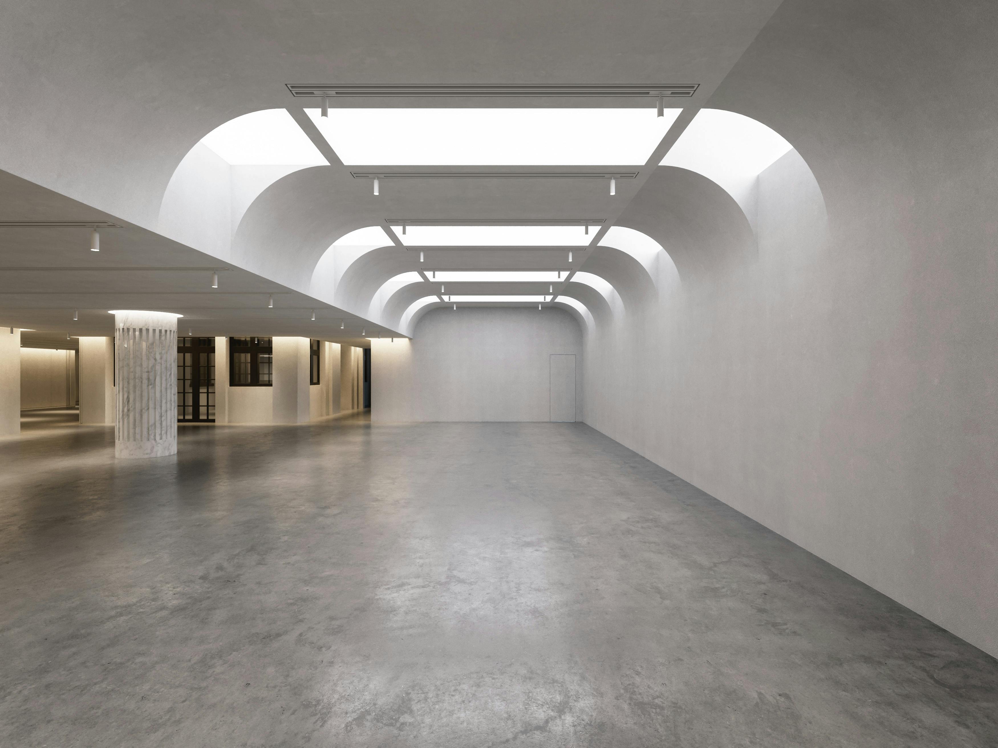 Modern event venue with high ceilings, ideal for conferences and workshops.