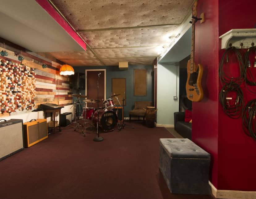 Live Room at Gulch Alley Studio, vibrant decor for creative events and workshops.