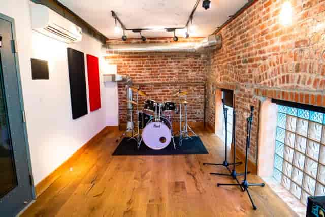 Studio 313 Quiet Room with exposed brick, perfect for intimate gatherings and workshops.