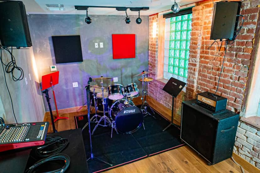 Studio 313 Quiet Room in San Francisco, featuring a stage for music events and workshops.