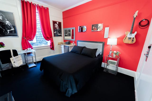 Stylish conference hall with red accent wall, ideal for creative meetings and retreats.