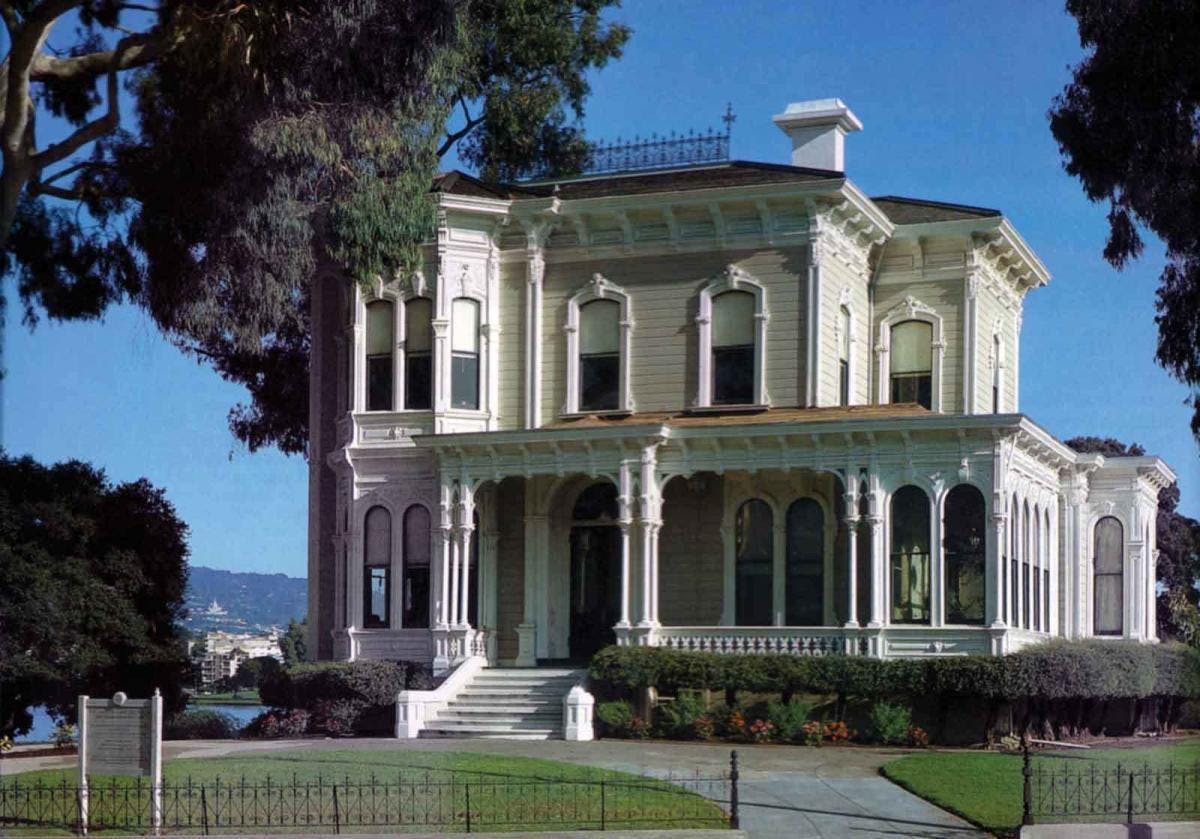 Victorian mansion CSH Veranda, ideal for elegant events and gatherings in picturesque setting.