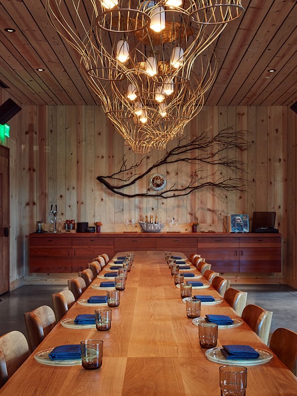 Intimate dining room with wooden table, ideal for meetings and gatherings.