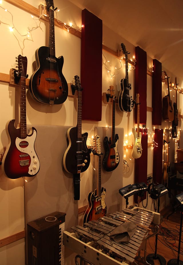 Creative music studio wall with guitars, ideal for workshops and live performances.