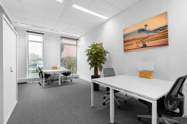 Modern meeting space with natural light at Regus San Francisco for collaborative sessions.