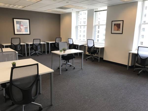 Modern conference room with ergonomic workstations, ideal for workshops and meetings.