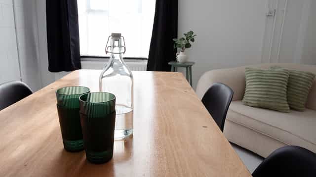 Bijou Room at Klatch Studio: cozy meeting space with wooden table, ideal for brainstorming.