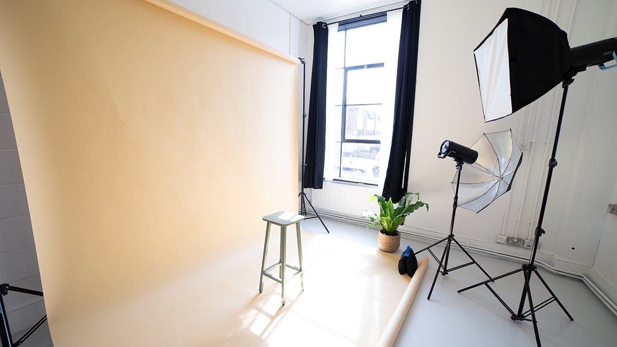 Bijou Room at Klatch Studio: versatile photography setup for events and meetings.