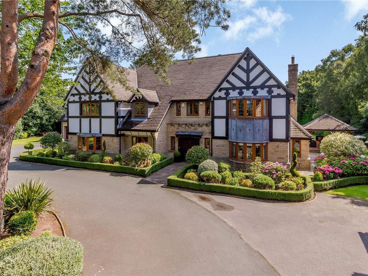 Elegant Manor Leeds venue with landscaped grounds for upscale meetings and events.
