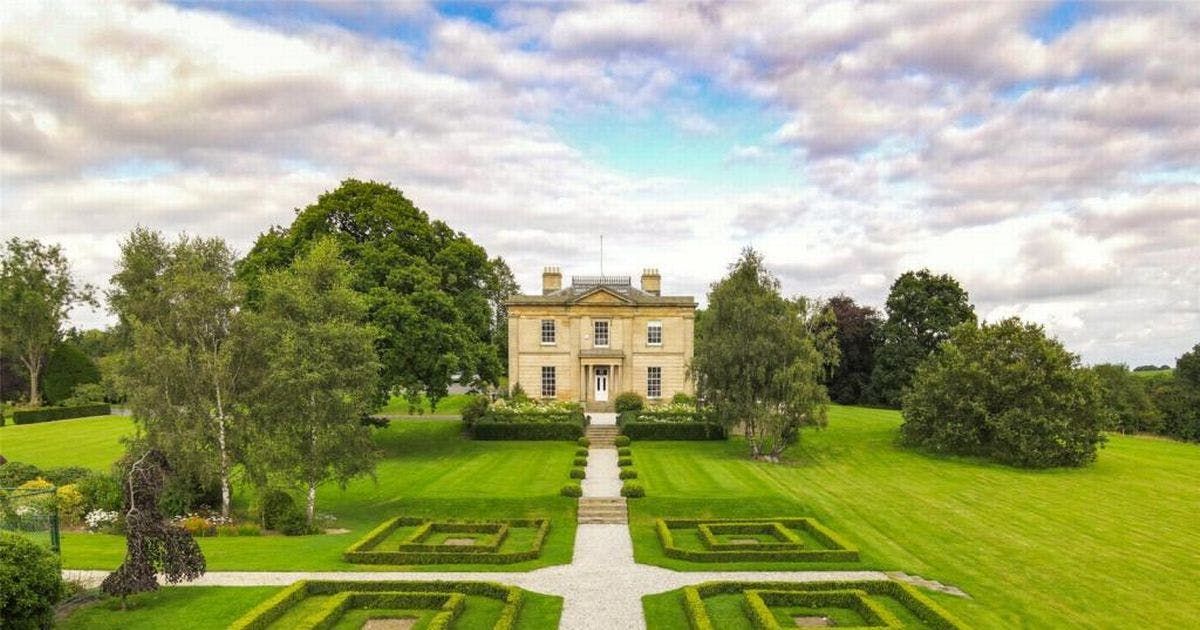 Elegant Manor in Leeds with landscaped gardens, ideal for corporate retreats and weddings.